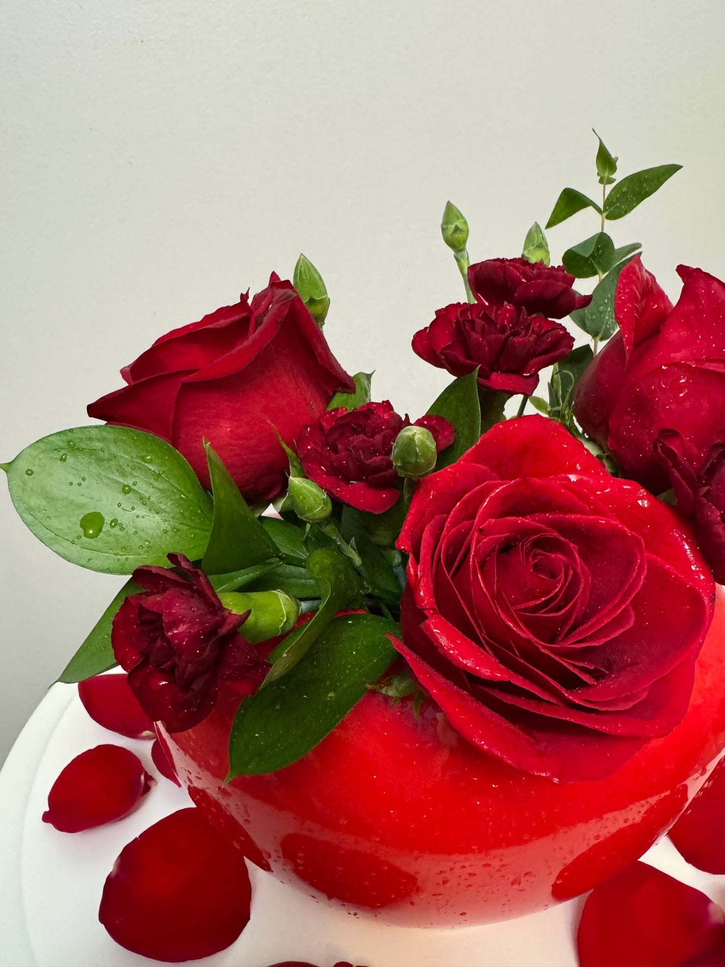 Rose’s arrangement in a vase  “Heart”