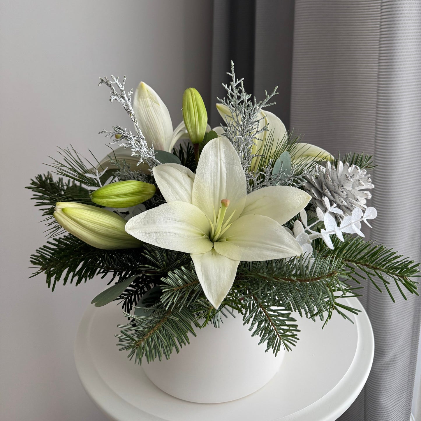 Christmas centrepiece arrangement “White Lilies”